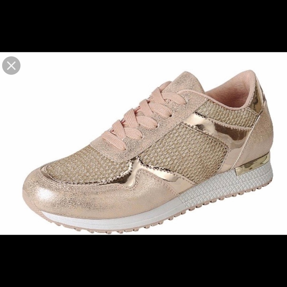 🦋Like New RoseGold Sneakers Sz9🦋